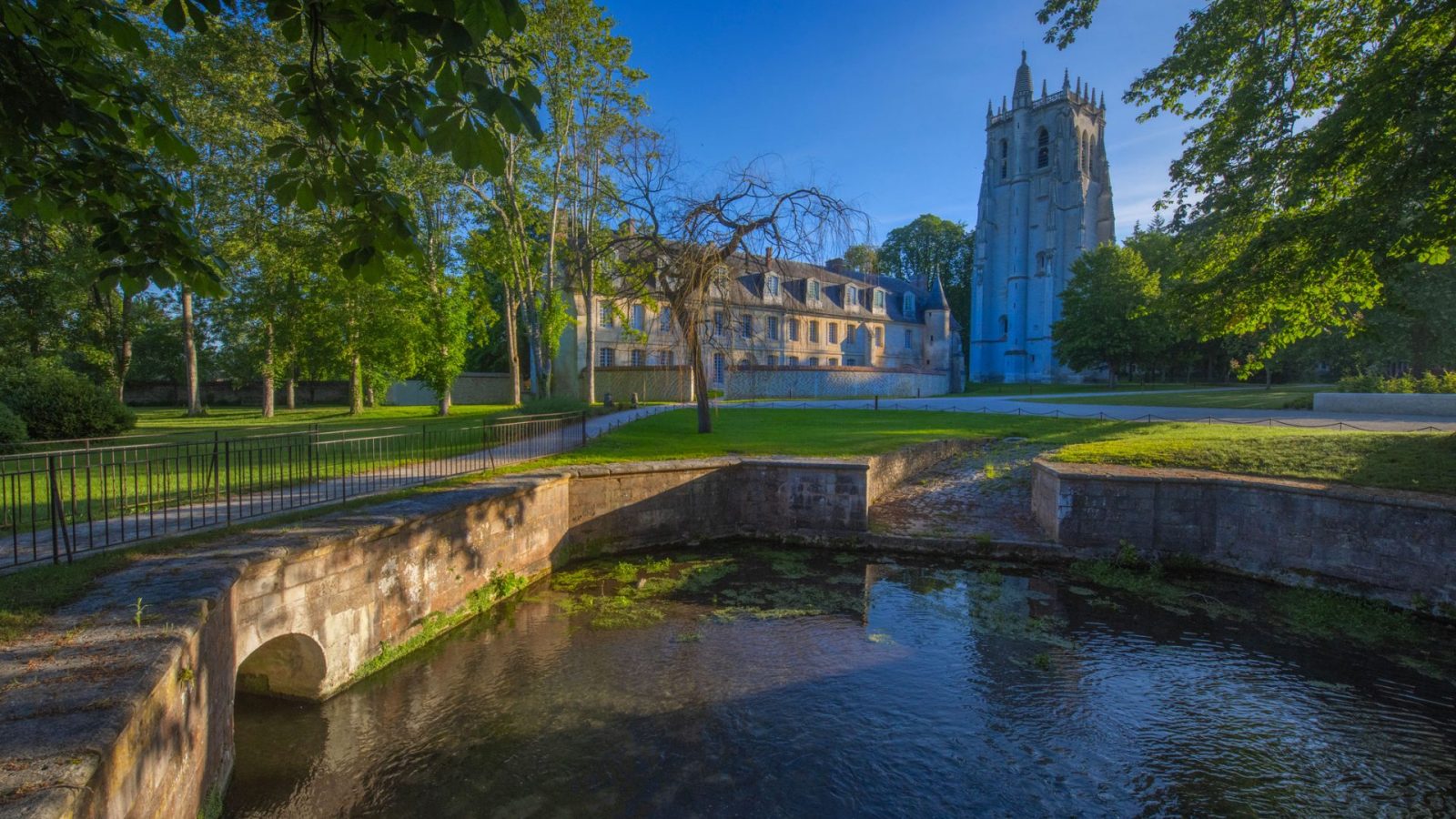 Vue sur l'Abbaye Notre-Dame du Bec-Hellouin © ADT de l'Eure, J.F. Lange