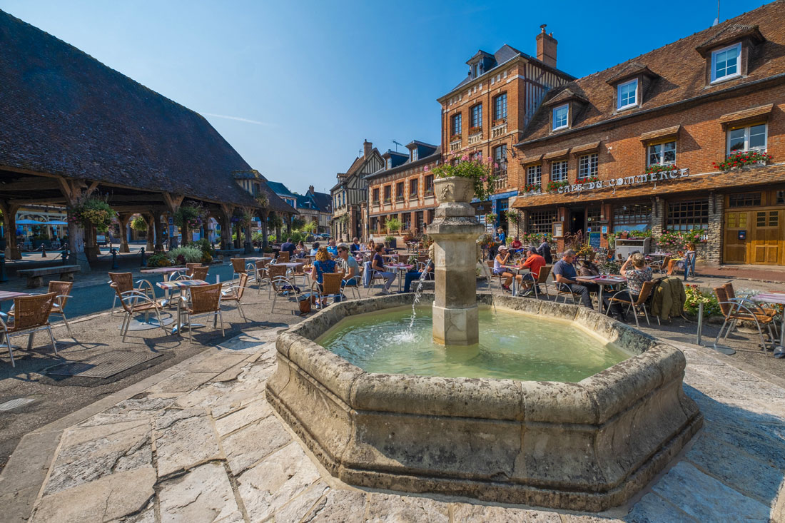 Fontaine et Halle médiévale, Lyons-la-Forêt © ADT de l'Eure, J.F. Lange