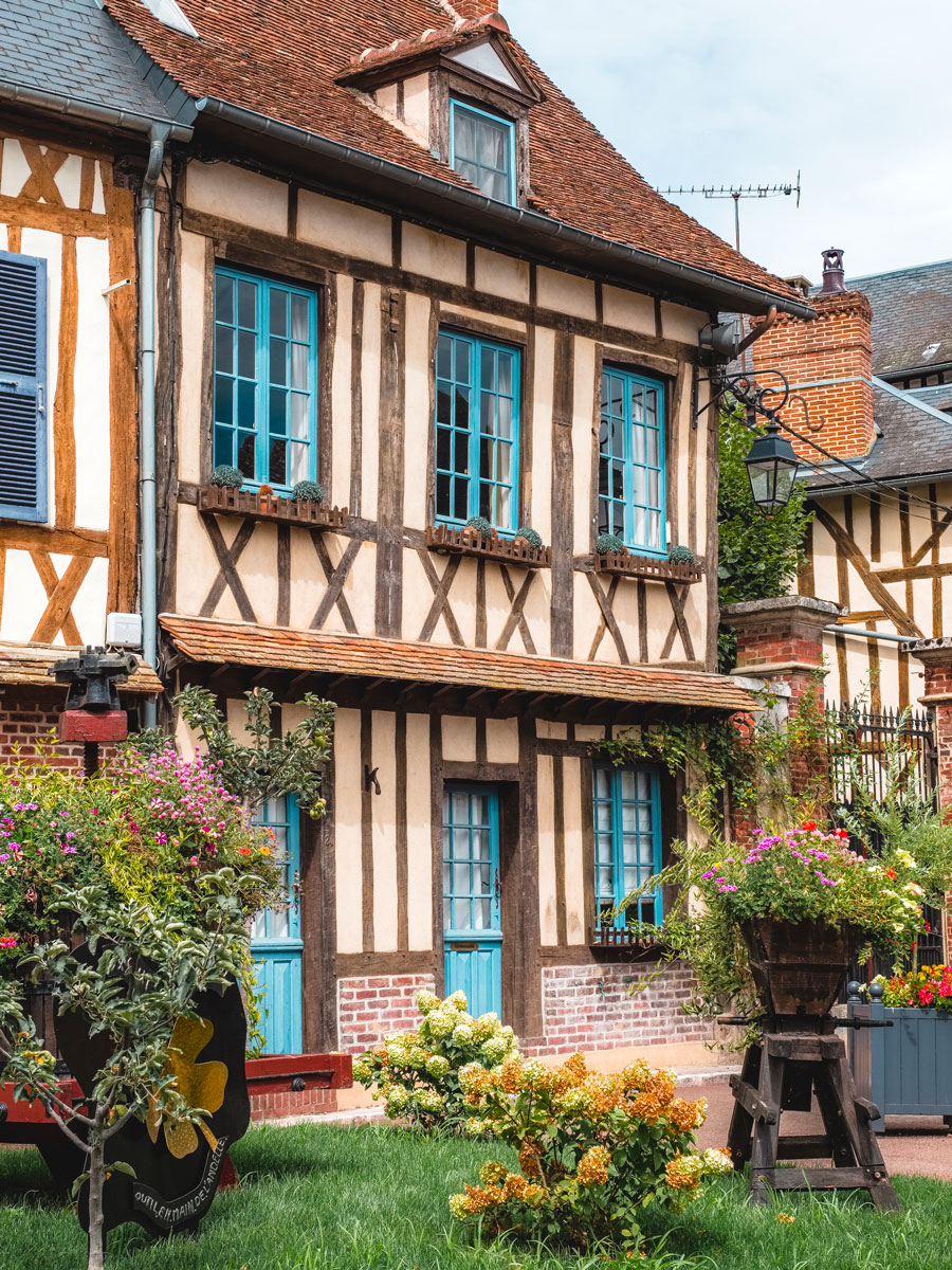 Lyons-la-Forêt © Teddy Bear Photos