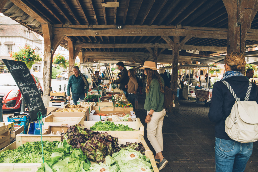 Marché sous la halle - Lyons la Forêt ©Max Coquard, Bestjobers - Eure Tourisme
