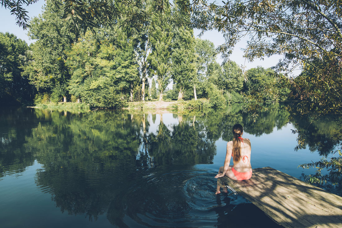 Pause sur le ponton au bord de l'Eure - CH la Ferme des Isles, Autheuil Authouillet ©Max Coquard, Bestjobers - Eure Tourisme
